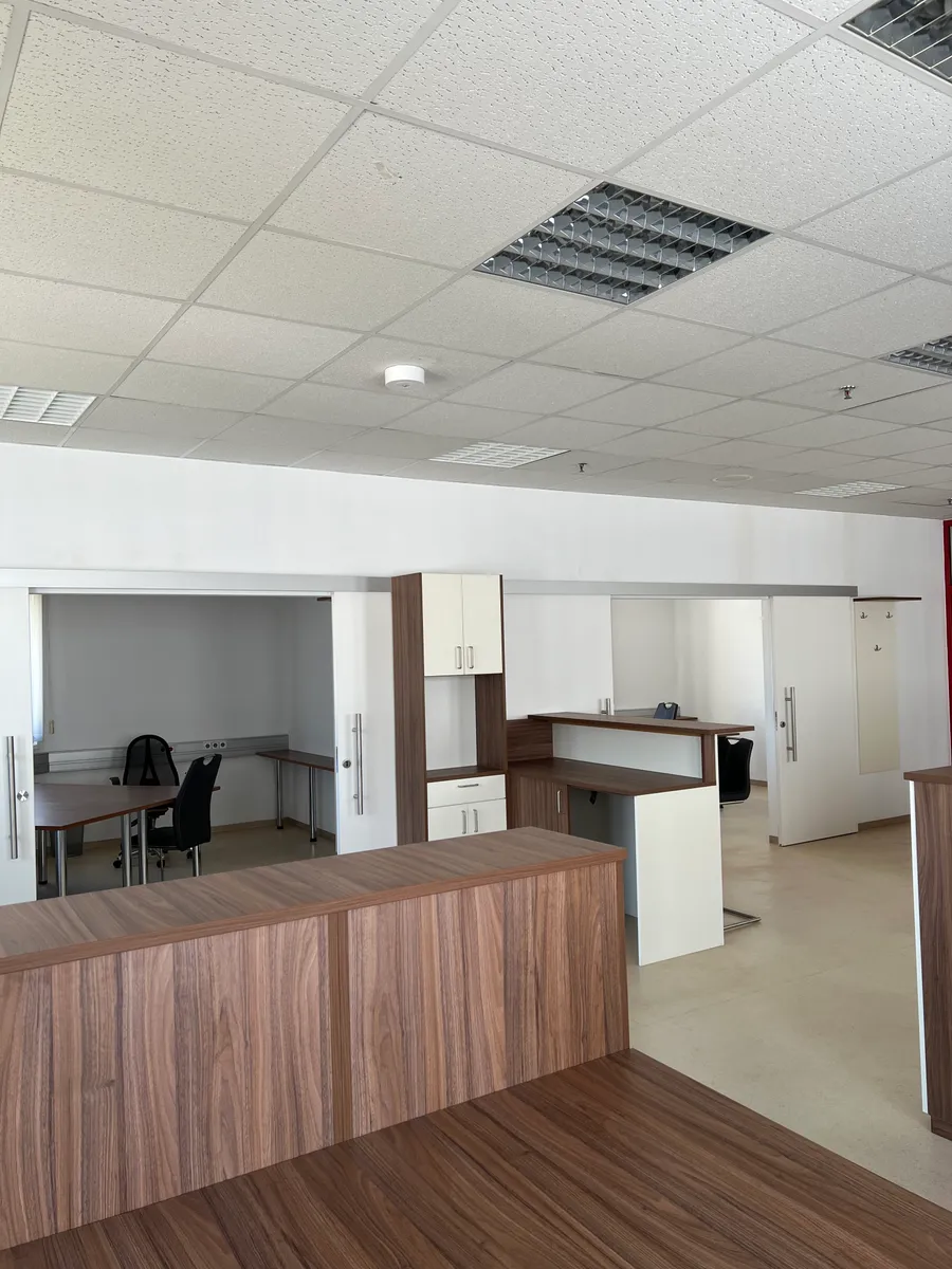 Büroeinheit möbliert bestehend aus 1 Großraumbüro (58m²) und 2 Kleinbüros (15m² und 18m²) ab sofort zu vermieten - Ansicht 2