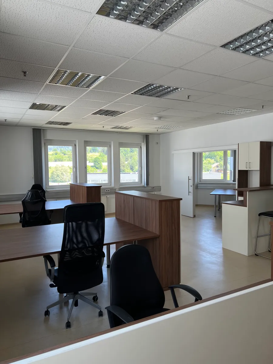Büroeinheit möbliert bestehend aus 1 Großraumbüro (58m²) und 2 Kleinbüros (15m² und 18m²) ab sofort zu vermieten - Ansicht 3