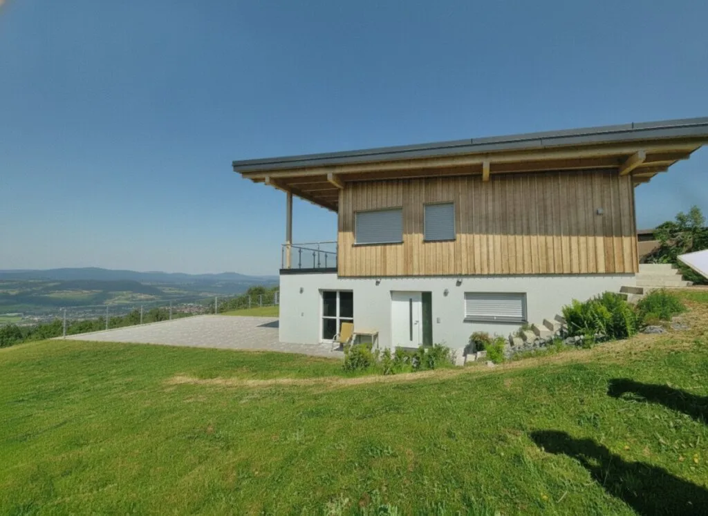 Projektmöglichkeit mit 3 weiteren Häusern ! Traumhafte Weitsicht - modernes Holzriegelhaus mit Ausbaupotenzial für zusätzliche Apartments - Ansicht 2