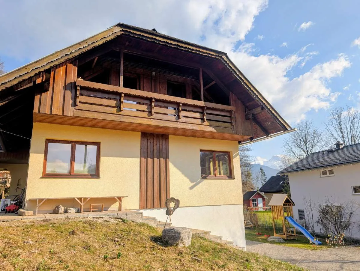 Großzügiges Haus mit Garten, Garage & separater Ferienwohnung, 15 min Fußweg zum Hallstättersee - Ansicht 2