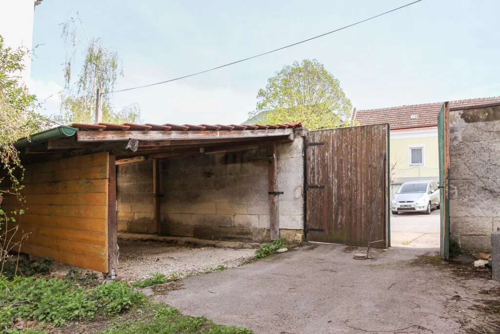 Sanierungsbedürftiges Wohnhaus mit großem Garten und Stadl im Zentrum von Mannersdorf - Ansicht 2