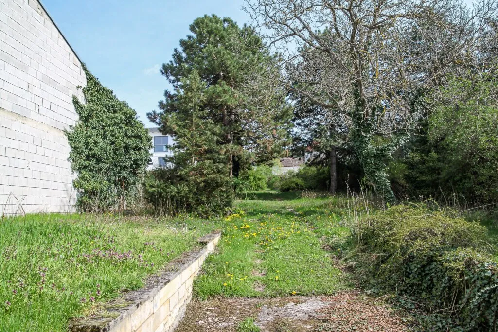 Sanierungsbedürftiges Wohnhaus mit großem Garten und Stadl im Zentrum von Mannersdorf - Ansicht 3