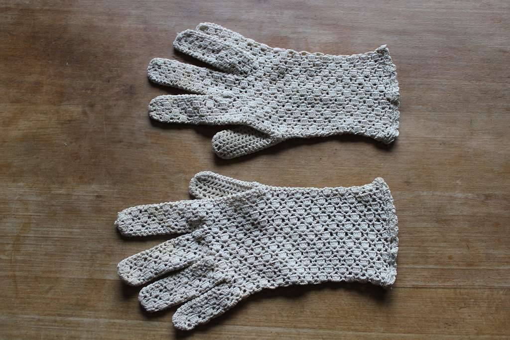 Ungetragene, selbst gehäkelte Vintage-Spitzenhandschuhe in Größe S
