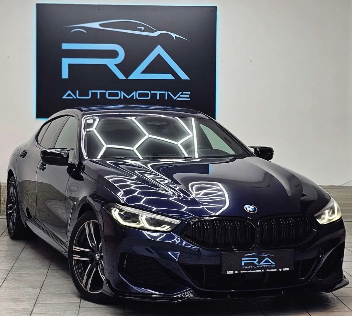 BMW M8 G15 Coupe Modellauto 1/43 – In Rot, Mit Individuellem Wunschkennzeichen, Metall/Plastik, Türen öffnen, Räder Drehen