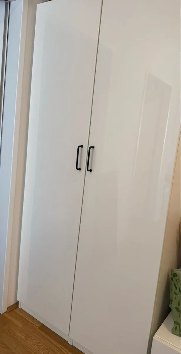 IKEA PAX Kleiderschrank Hochglanz Weiß - 2 Korpusse, € 60,- (6410 Telfs)