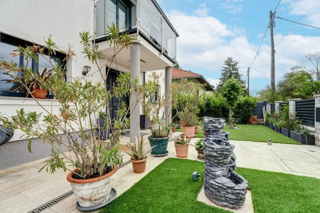 Modernes Mehrfamilienhaus mit Terrassen, Garage, Pool, Outdoorküche, Spielplatz uvm. - Widok 2