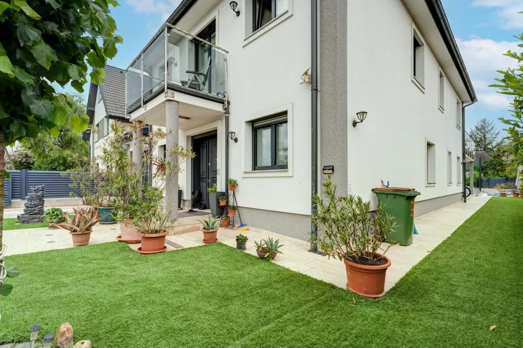Modernes Mehrfamilienhaus mit Terrassen, Garage, Pool, Outdoorküche, Spielplatz uvm. - Widok 3