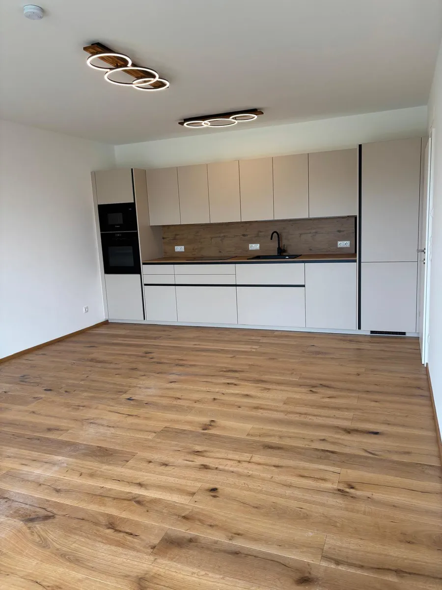 Neubau-Erstbezug in Bad Radkersburg: hochwertige 3-Zimmer-Neubauwohnung mit Küche, Balkon, Carport und Klimaanlage - Ansicht 2