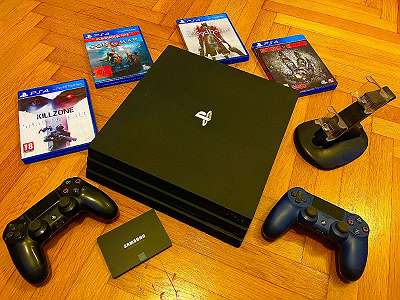 Playstation 4 mit 1 TB Speicherplatz und 2 Controller outlet