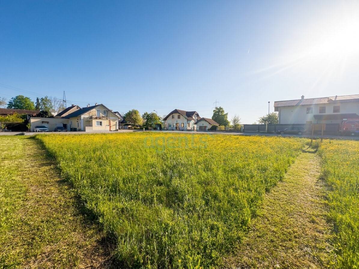 Ebene Parzelle in angenehmer Wohnlage - ohne Bauzwang - Pamja 2