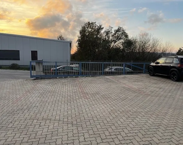 Endlich eine Halle, in der auch der LKW reinpasst - 170 m², A1-nah, Werkstatt mit Montagegrube + möbliertes Büro, Böheimkirchen - provisionsfrei