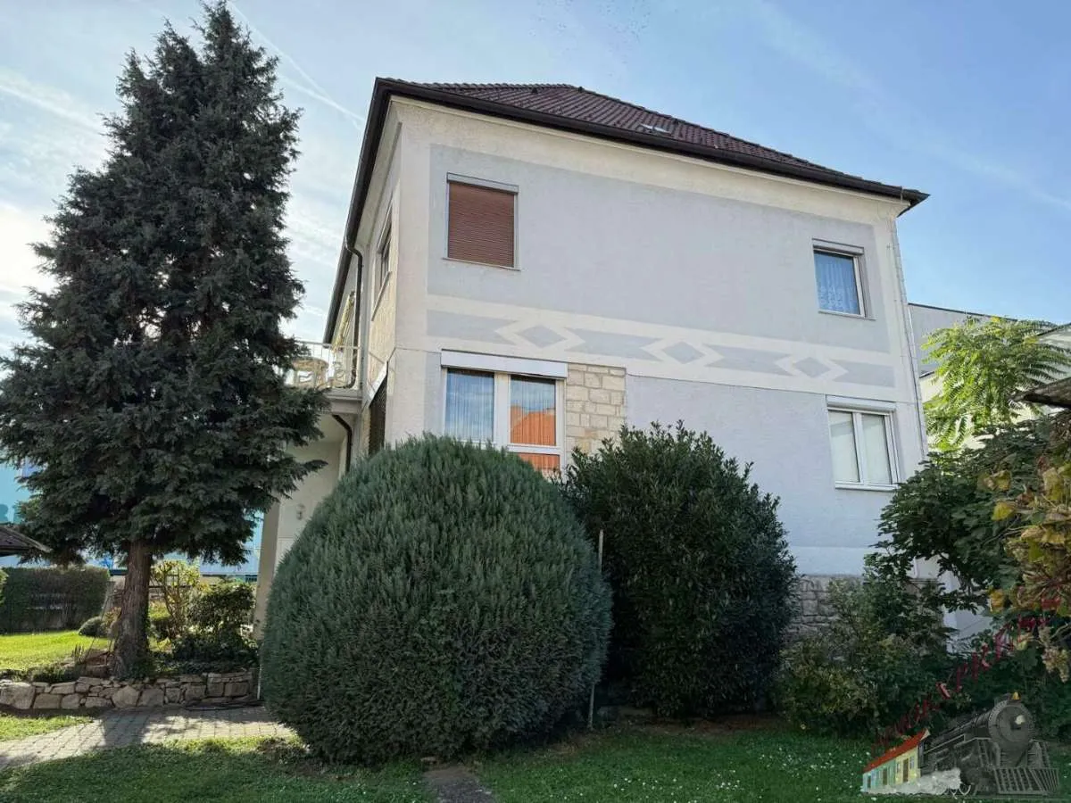 Sehr gut gelegenes Einfamilienhaus in Eisenstadt mit Gartenteich, Pavillon, Laube und Garage sowie Werkstatt - Grundstücksfläche fast 1.000 m² - Widok 3