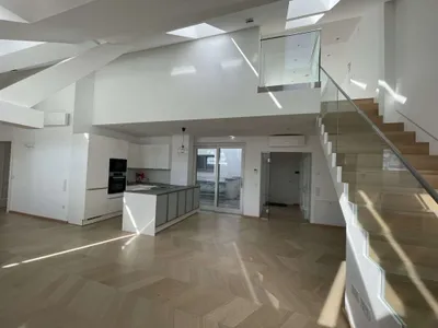 4 Zimmer-Maisonetten-Wohnung mit einer Terrasse und eigenem Studio im Oberbereich mit separatem zusätzlichem Eingang! – Bild 2