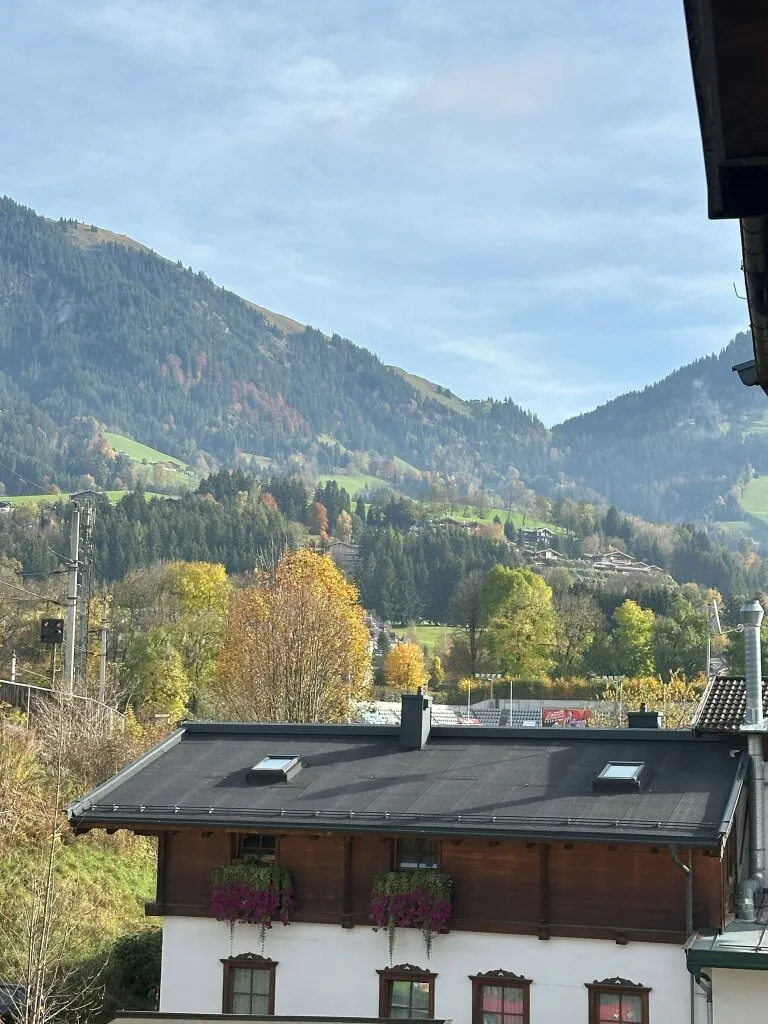Komplett-eingerichtete Stadtwohnung im modernen Alpenstil mitten in Kitzbühel - Investment oder Eigennutzung. - Ansicht 2