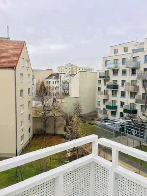 Moderne, ruhige Wohnung mit Balkon in unmittelbarer U-Bahnnähe – Bild 2
