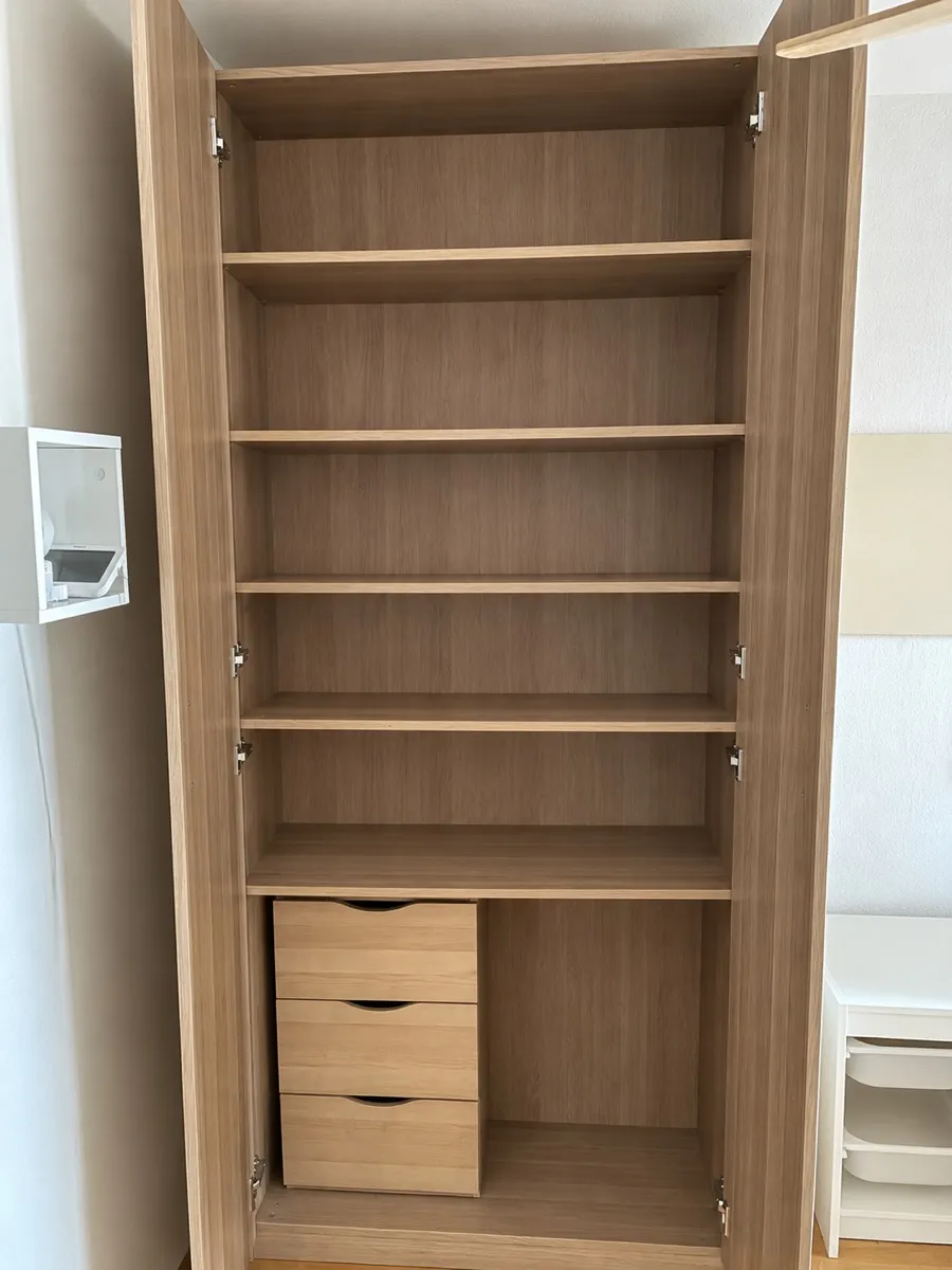IKEA PAX Kleiderschrank 2-türig, Eiche-Optik, mit Einlegeböden und Schubladen, € 60,- (1090 Wien)