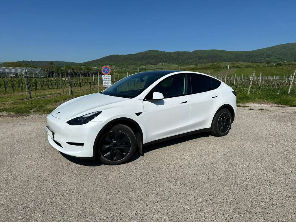 Tesla Model Y SR LFP SUV / Geländewagen