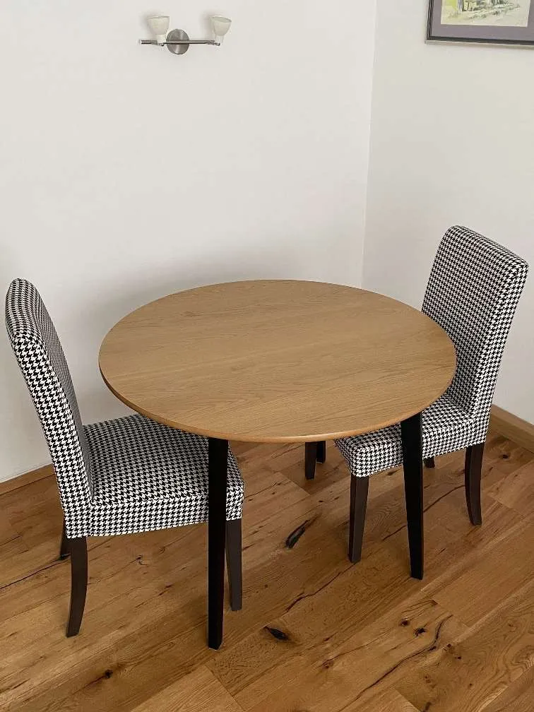 JYSK Esstisch JEGIND Ø105 eiche natur/ schwarz, € 45,- (4020 Linz)