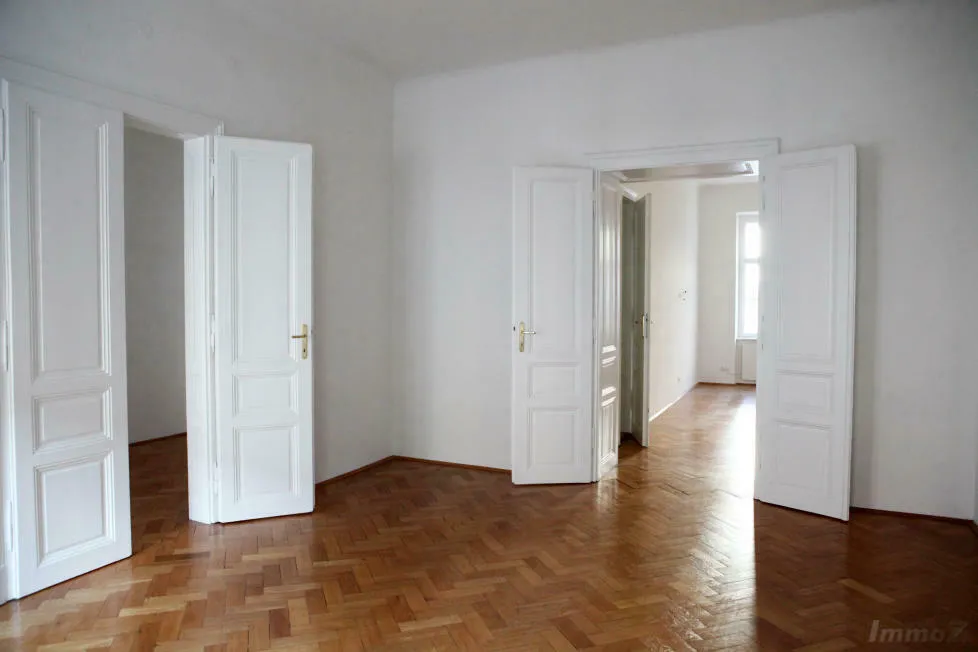 ERSTBEZUG- ALTBAUETAGE mit SCHLOSSBERGBLICK, 1.OG mit LIFT !!! Bestlage nähe Augartenpark, Murpromenade und Innenstadt, **RARITÄT**, 4 Balkone,2 Eingänge, **Förderung** - Ansicht 3