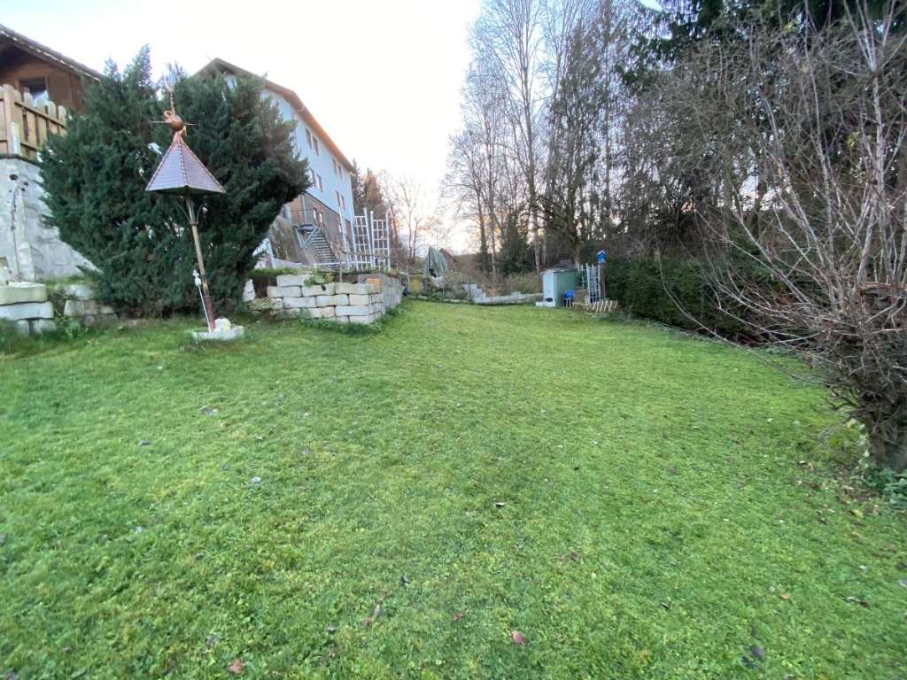 RESERVIERT! Sonniges Baugrundstück Mit Doppelgarage Und Gartenhütte In ...