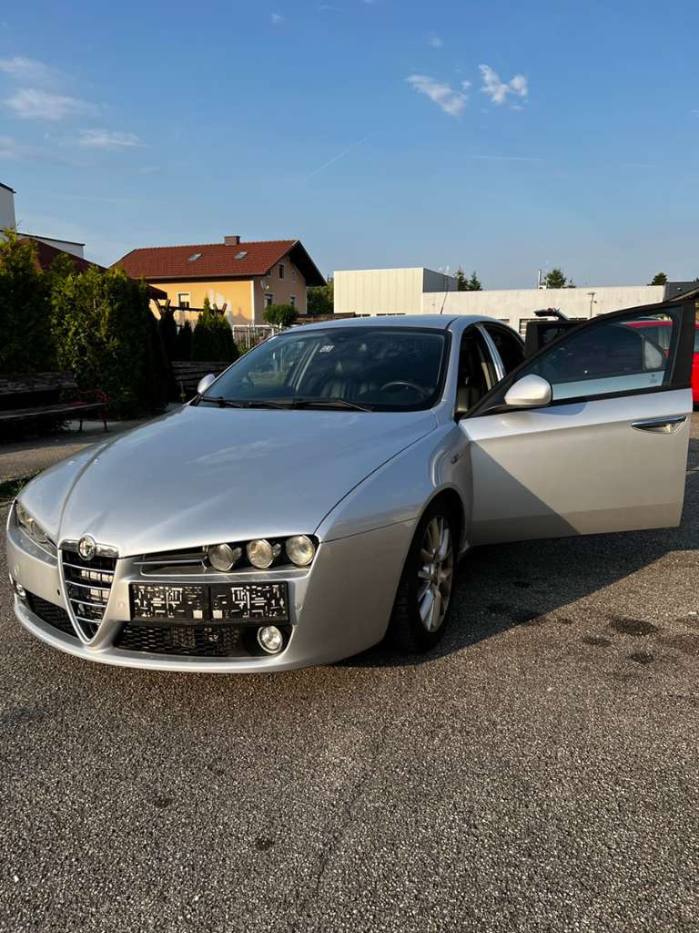Alfa Romeo 159 images (2 of 13)