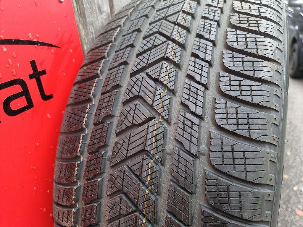 NEU* 2x Winter Reifen 285/45 R 20 Pirelli Scorpion Winter Neupreis ca.  600.-, € 298,- (5142 Eggelsberg) - willhaben