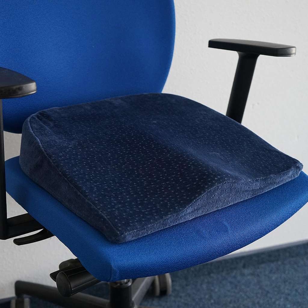 Sanolind Orthopädisches Druckentlastungskissen für Bandscheiben, Rücken,  Steißbein, ermöglicht aufrechtes und schmerzlinderndes Sitzen. Keilkissen