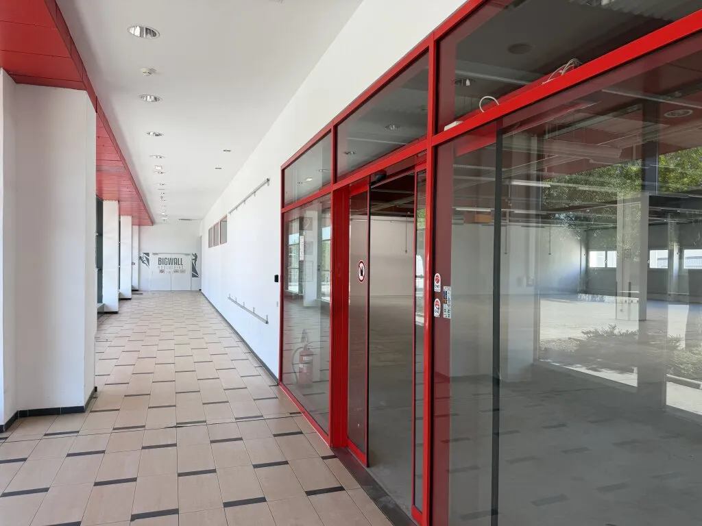 Einkaufs und Sportzentrum - Ansicht 2