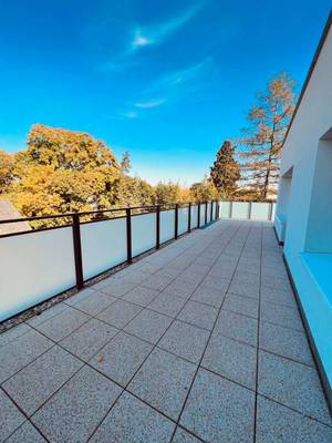 PRIVAT - 3 Zimmern DG-Wohnung + 60m² Dachterrasse auf Wohnebene mit traumhaftem Fernblick in 1130 Wien