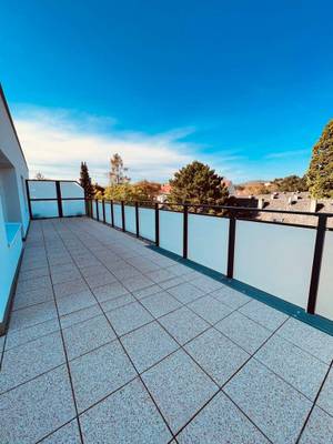PRIVAT - 3 Zimmern DG-Wohnung + 60m² Dachterrasse auf Wohnebene mit traumhaftem Fernblick in 1130 Wien – Bild 2