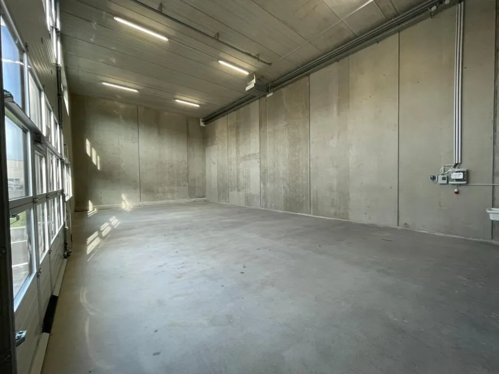 KURZZEITMIETE MÖGLICH! Betriebs-/ Produktions- oder Lagerhallen von 119 & 122 m² Fläche im Business Park Regau , 1A-Lage, Nähe A1 Westautobahn (Top 12a) - Ansicht 3