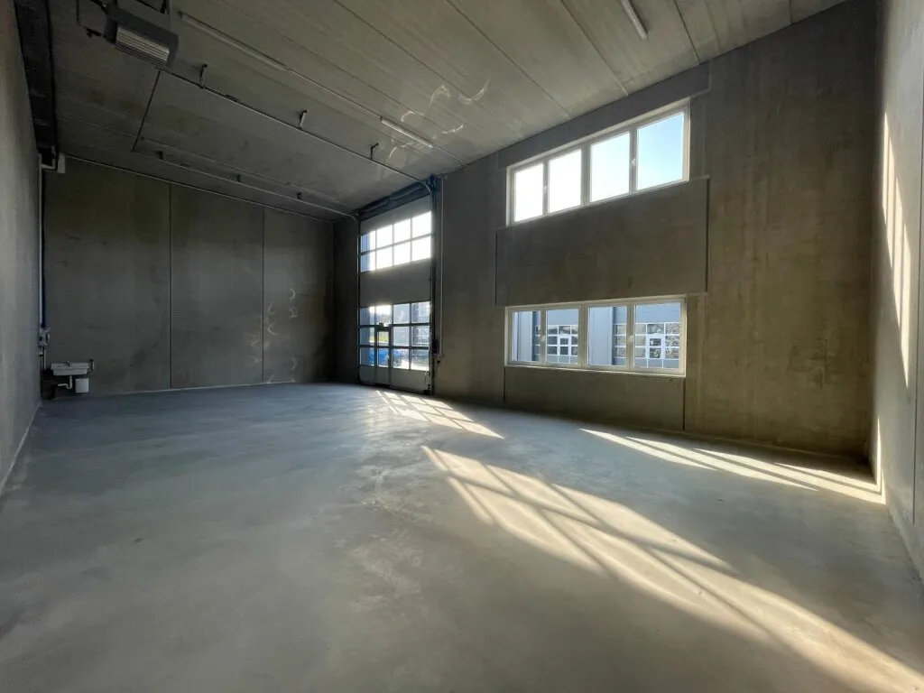 KURZZEITMIETE MÖGLICH! Betriebs-/ Produktions- oder Lagerhallen von 119 & 122 m² Fläche im Business Park Regau , 1A-Lage, Nähe A1 Westautobahn (Top 12a) - Ansicht 2