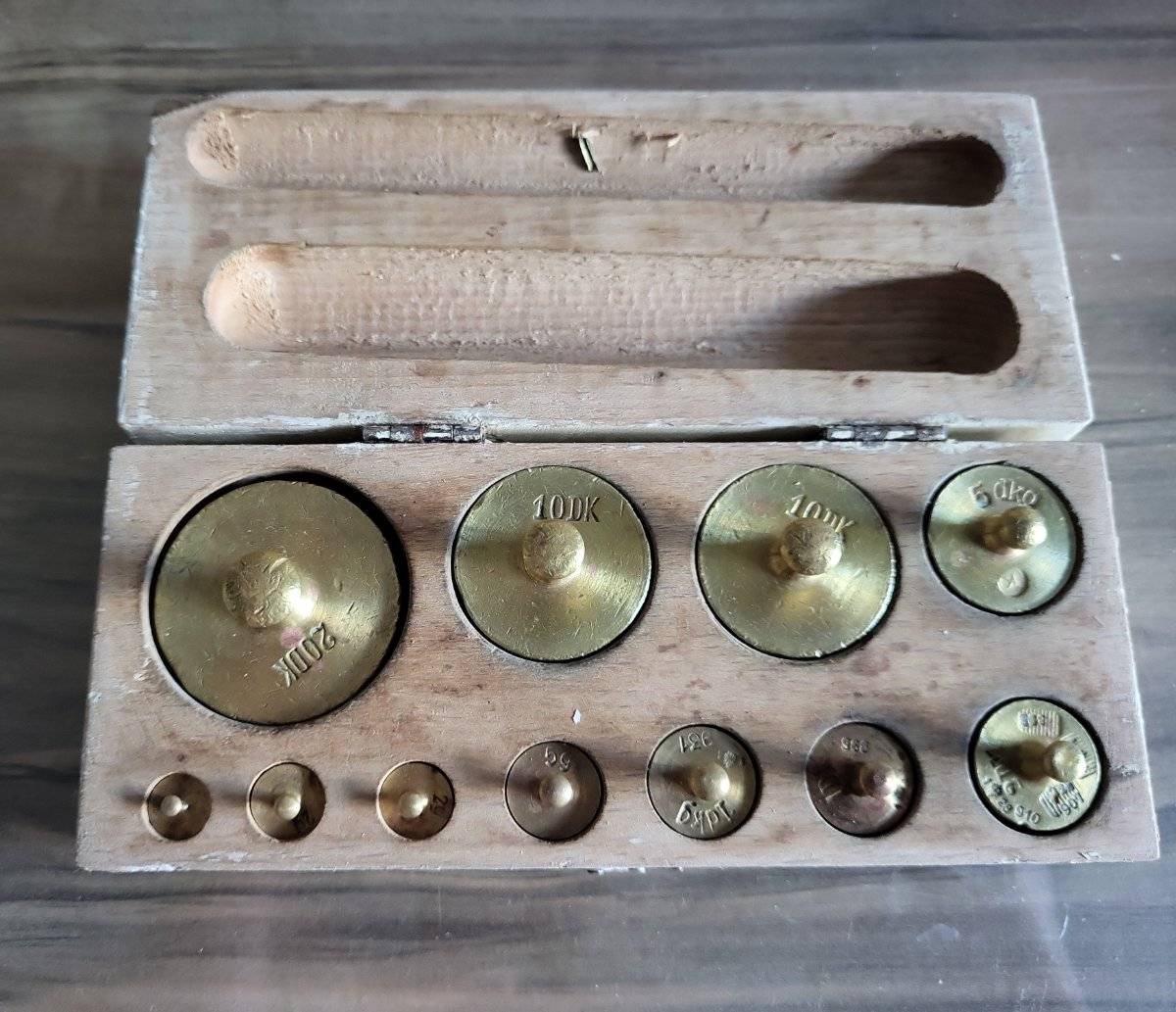 Antiker Gewichtssatz aus Messing im originalen Holzkasten - Apothekergewichte / Sammlerstück