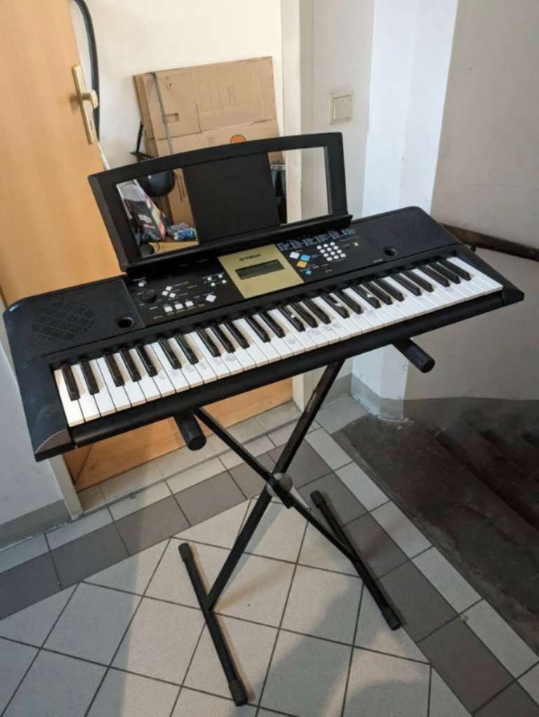 Keyboard von store Yamaha ohne Ständer