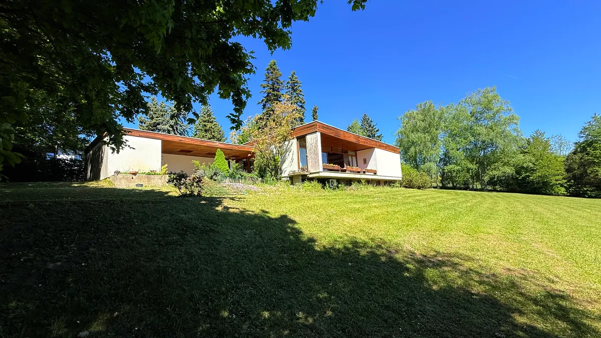 Außergewöhnlicher Architektenbungalow auf 2.976 m² - Zeitlose Eleganz - Mid- Century-Stil - von Arch. Franz KIENER - Ansicht 2