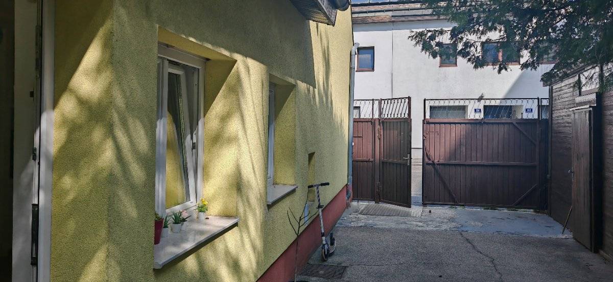 Stadthaus mit Garten & Ruheoase - Nähe U6 / Straßenbahn - Townhouse with Private Garden & Peaceful Oasis - Close to U6 Metro & Tram - Ansicht 2