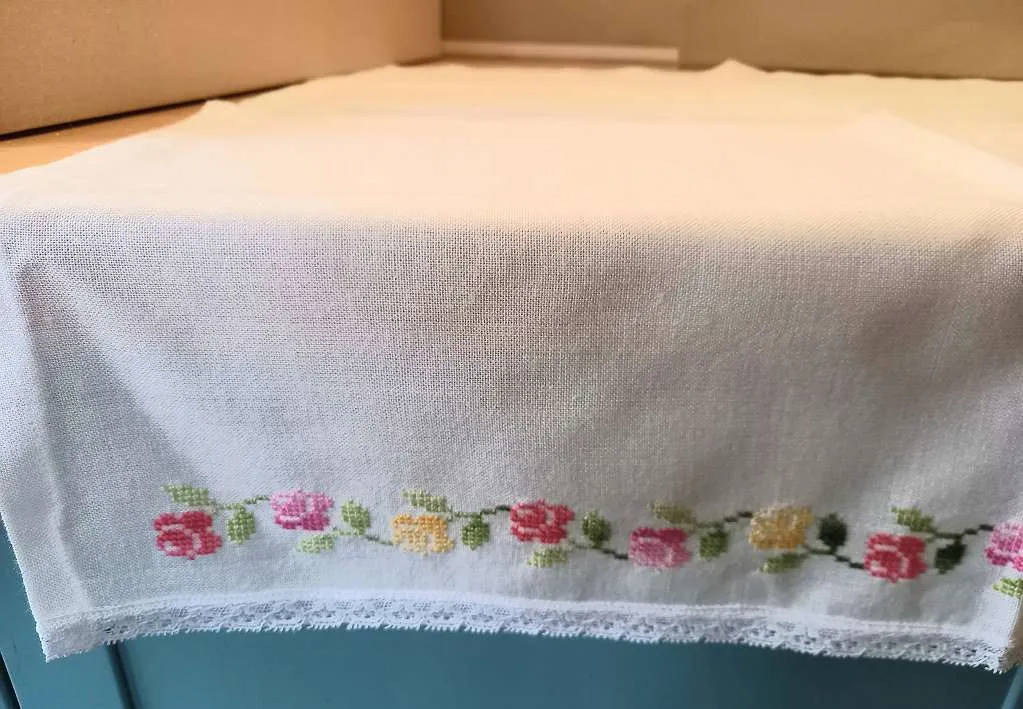 UNBENUTZT! HANDARBEIT! 5 Schrankeinlagen Regalbodenauflagen zusammen, € 45,- (2512 Tribuswinkel)