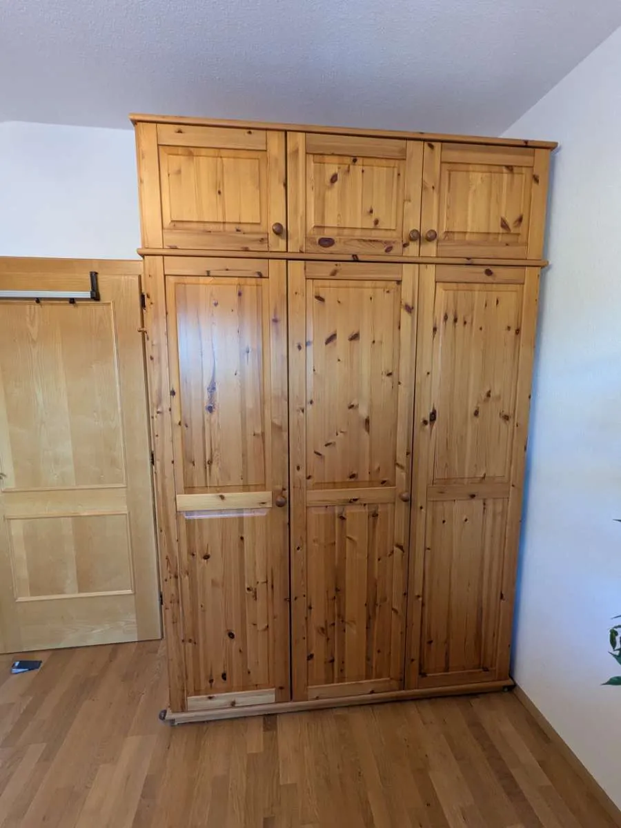 Kiefermöbel Kleiderkasten, € 90,- (2731 Saubersdorf)