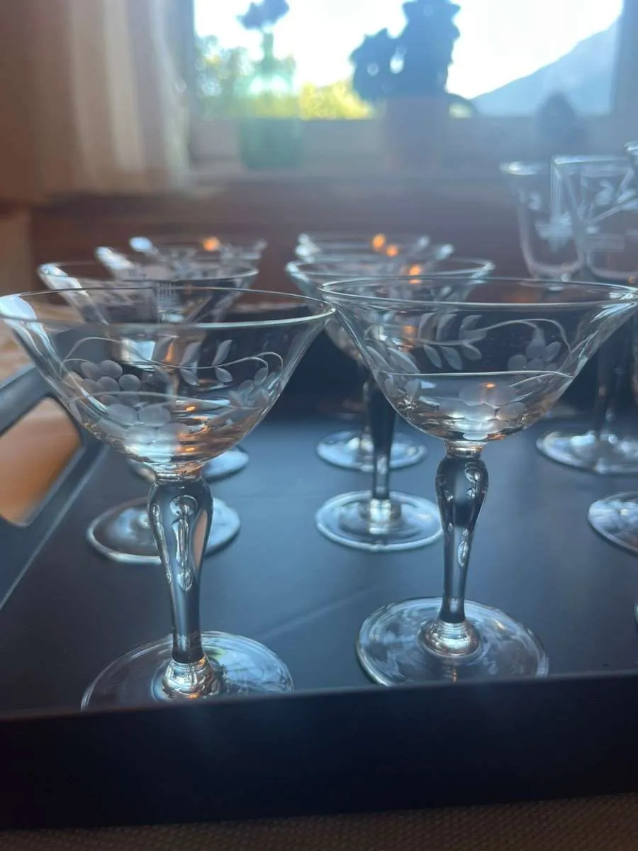 Alte Gläser geschliffen mit Weinmuster, € 30,- (6165 Telfes im Stubai)