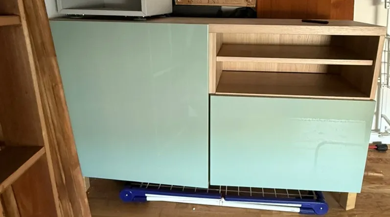 Ikea Besta Sideboard mit Selsviken Hochglanz Front in hellgrün, € 55,- (1160 Wien)