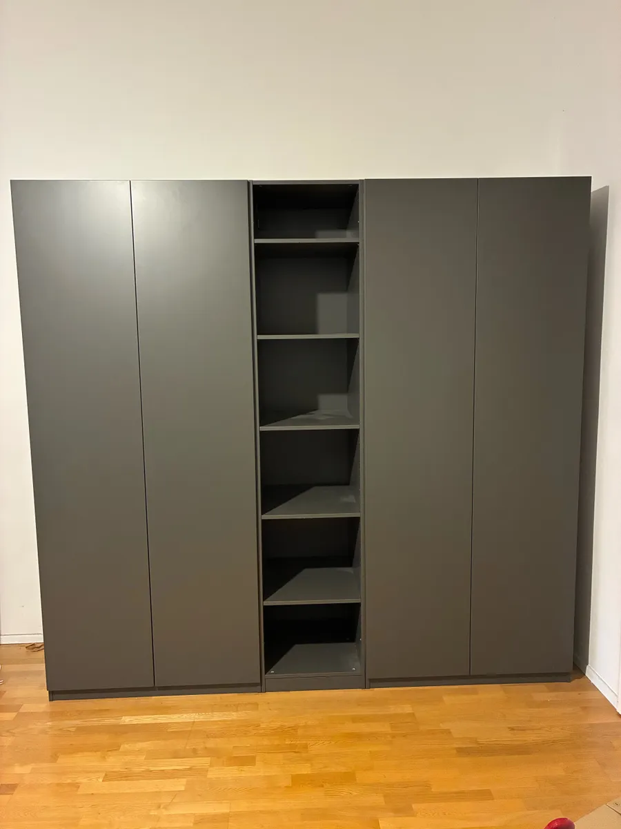 Großer IKEA PAX Kleiderschrank dunkelgrau 250 × 236 cm mit Körben und Kleiderstangen, € 300,- (1090 Wien)