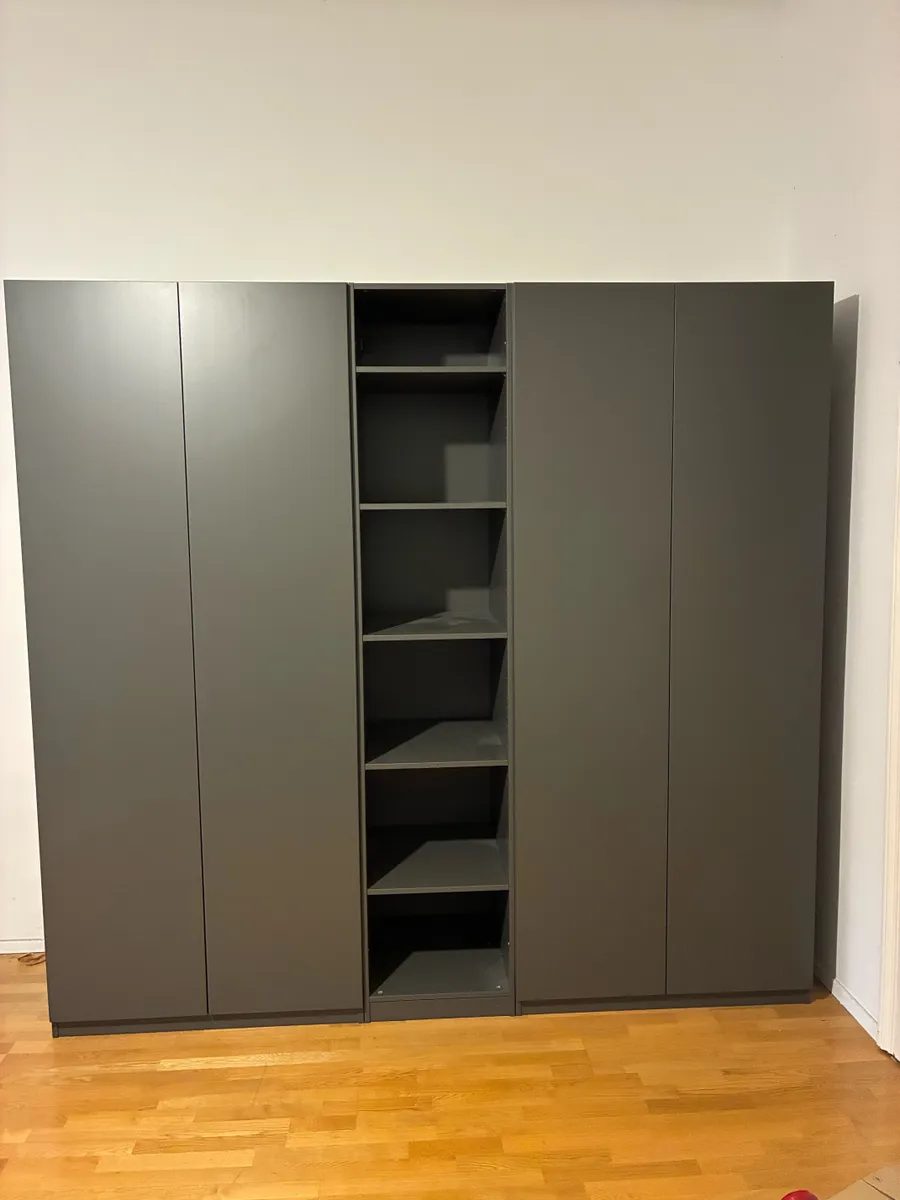 Großer IKEA PAX Kleiderschrank dunkelgrau 250 × 236 cm mit Körben und Kleiderstangen, € 300,- (1090 Wien)