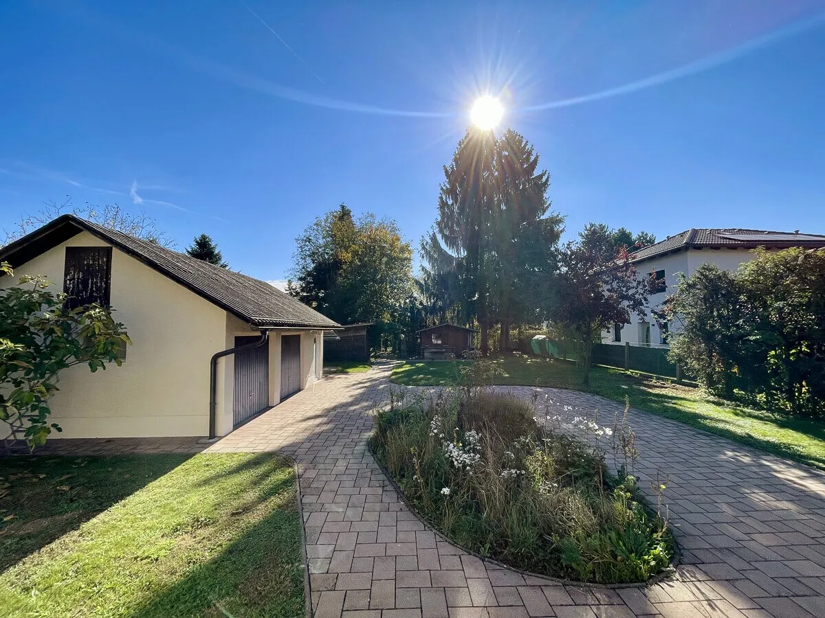 Tolles Haus in ruhiger Lage! Top Zustand mit Ausbaupotenzial, Doppelgarage und Kleingewerbe-Office! - Ansicht 3