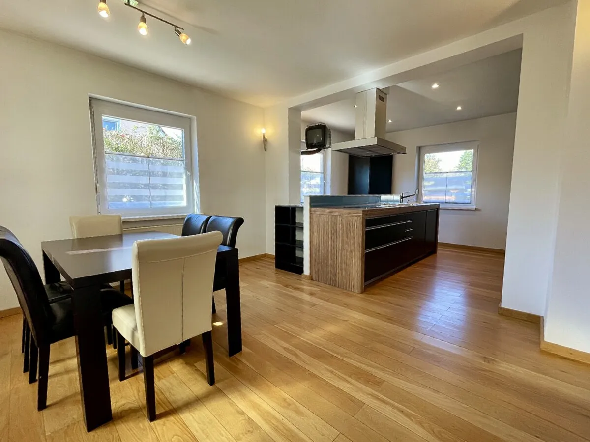 Tolles Haus in ruhiger Lage! Top Zustand mit Ausbaupotenzial, Doppelgarage und Kleingewerbe-Office! - Ansicht 2