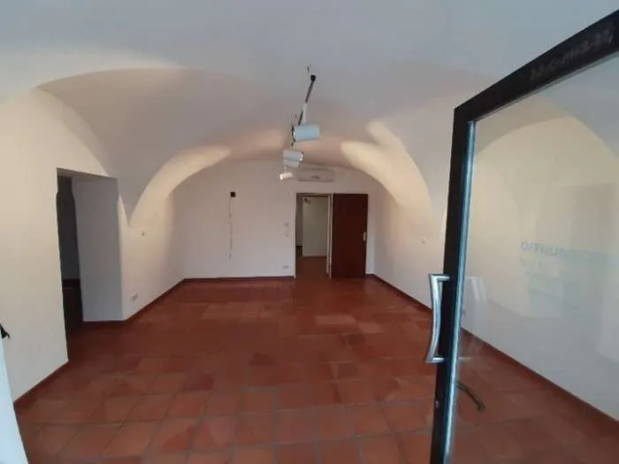 Aufwendig renoviertes Geschäftslokal in Althausbestand in bester Zentrumslage (am Hauptplatz) von Fürstenfeld - Ansicht 2