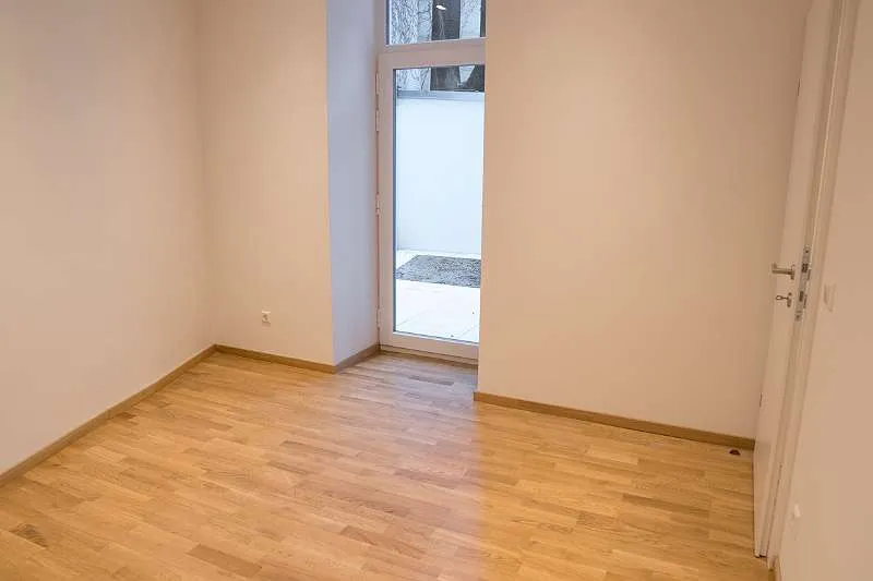Kuschelige 2-Zimmer-Wohnung mit großem Eigengarten und ausgezeichneter Verkehrsanbindung – pohled 2