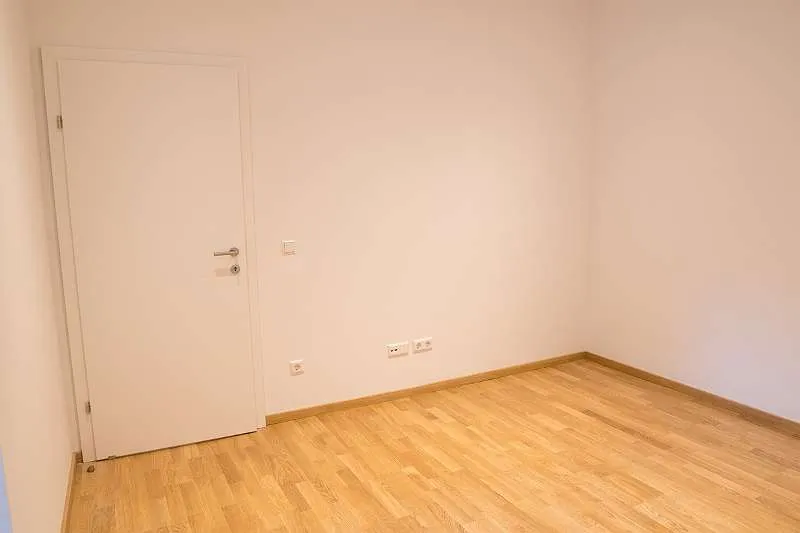 Kuschelige 2-Zimmer-Wohnung mit großem Eigengarten und ausgezeichneter Verkehrsanbindung – pohled 3