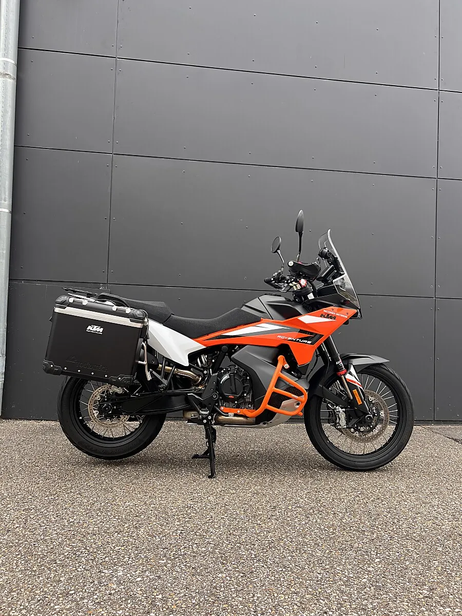 KTM 890