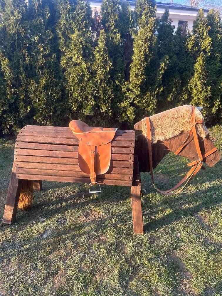 Holzpferd mit Sattel und Zaumzeug