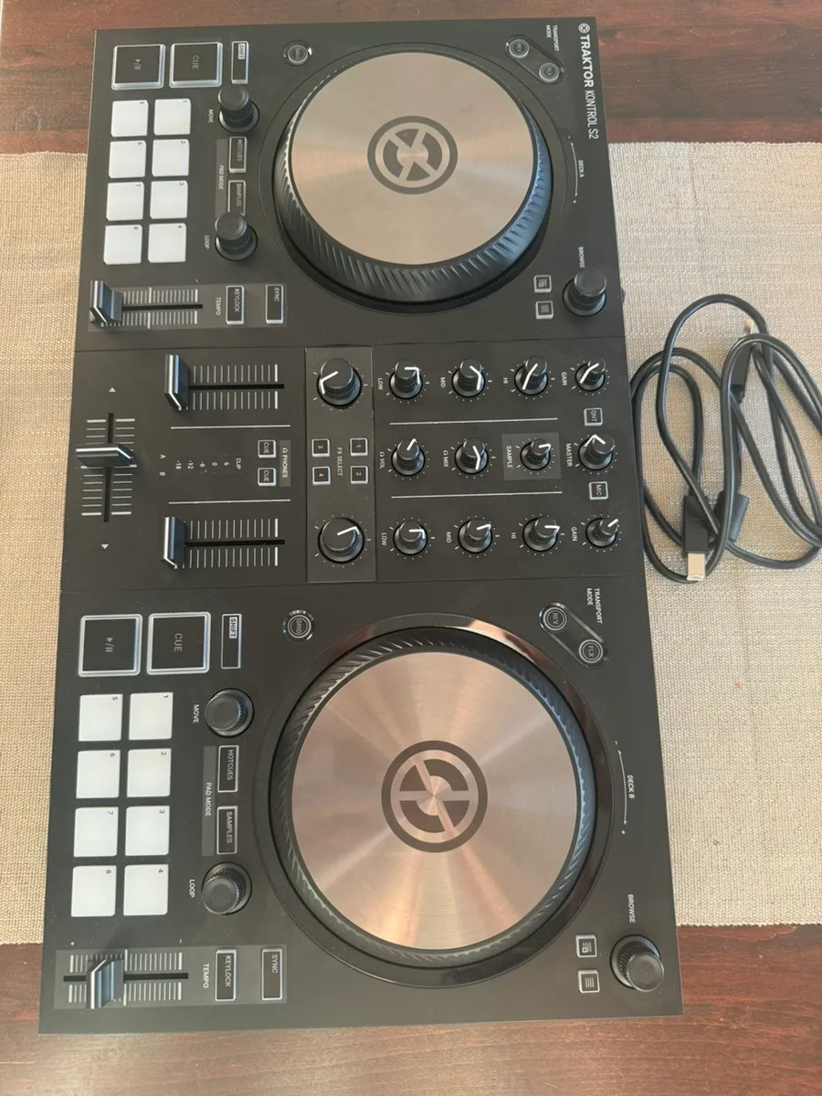 Native Instruments Traktor Kontrol S2 MK 3 DJ Controller